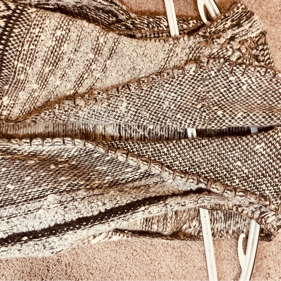 Free People
Sweater / Knit Jacket /Vest
Front clasp - Picture 4 of 7